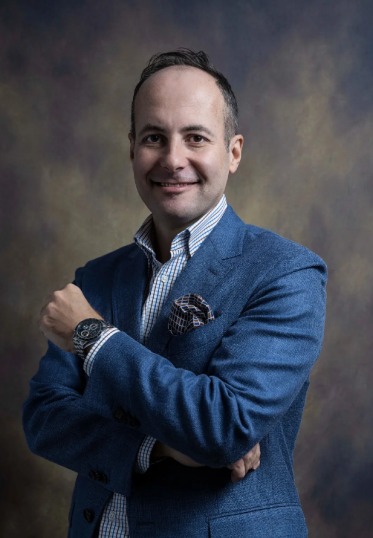 铁穆青:服务的"微光"可以照亮城市的美好 | 百年大党-老外讲故事