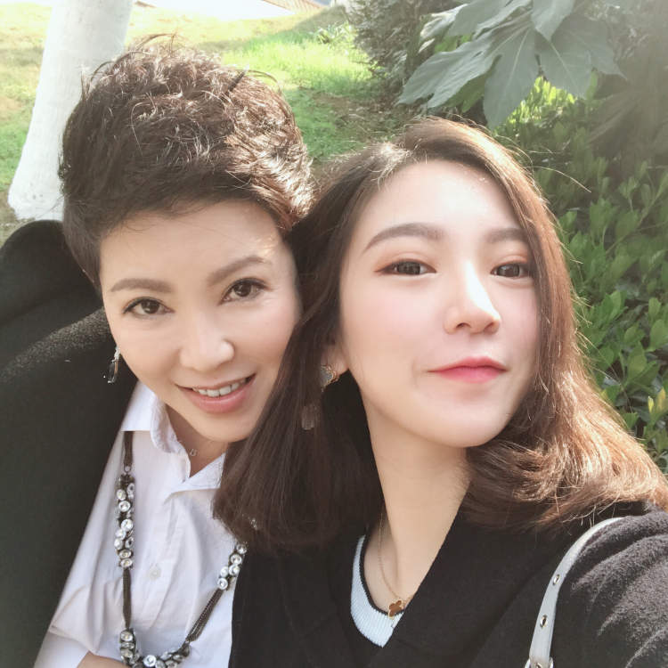 "在事业巅峰期,杭天琪生下了女儿张雅涵.