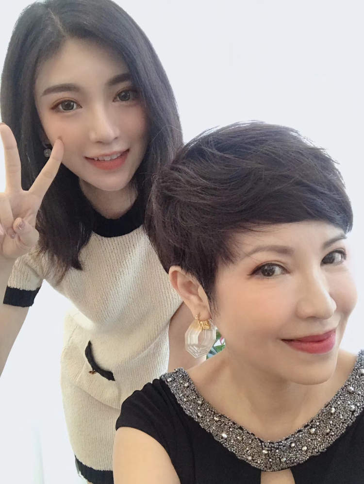 "在事业巅峰期,杭天琪生下了女儿张雅涵.