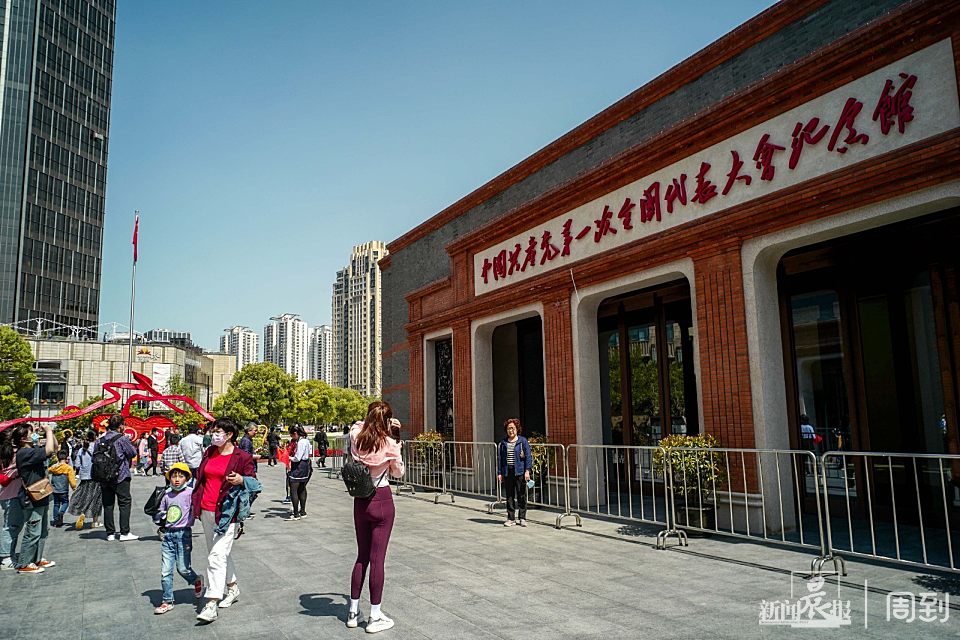 中共一大纪念馆国旗广场 五一 期间试开放 市民游客赶来参观新馆外观 晨镜头 周到上海