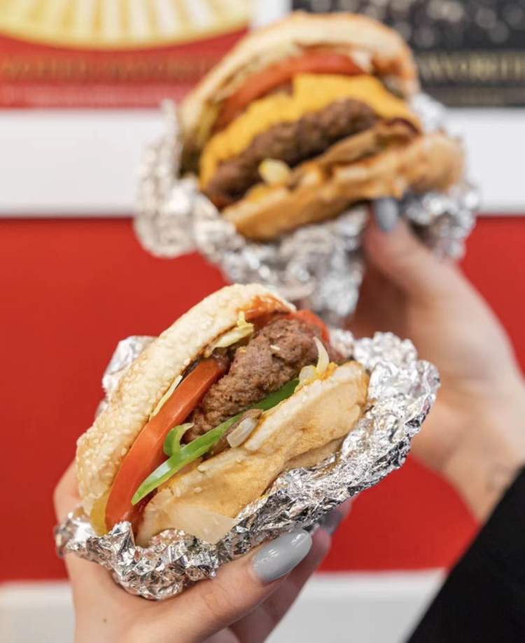 超人气汉堡five guys中国首店落户淮海路,提供几十款免费配料可以diy