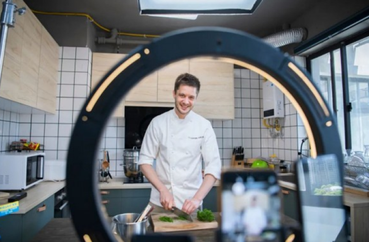 戴广坦:炒蛋,豆腐煲,土豆烧刀豆,法国厨师生涯始于