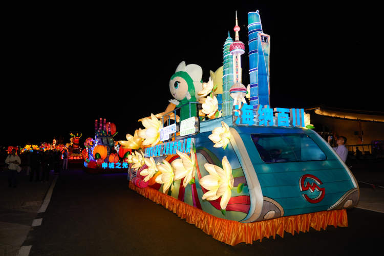 每一辆花车都有独到设计,揭秘花博会花车巡游背后的故事,周末夜游直通
