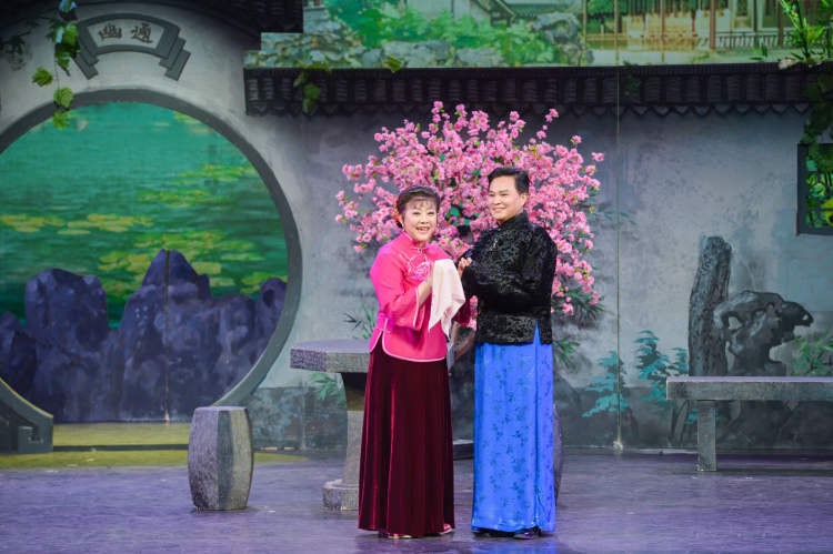 她投资1亿建沪上首个适老剧场,从沪剧演员到女企业家,沈慧琴的这场