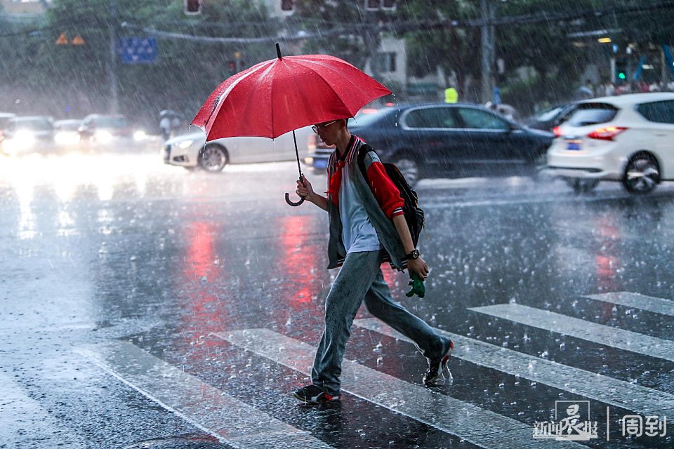 暴雨突袭!下班路上的市民被淋个透湿 | 晨镜头