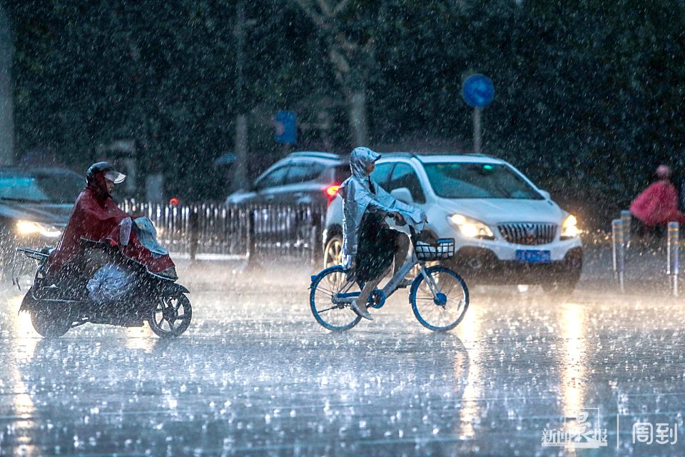 暴雨突袭!下班路上的市民被淋个透湿 | 晨镜头