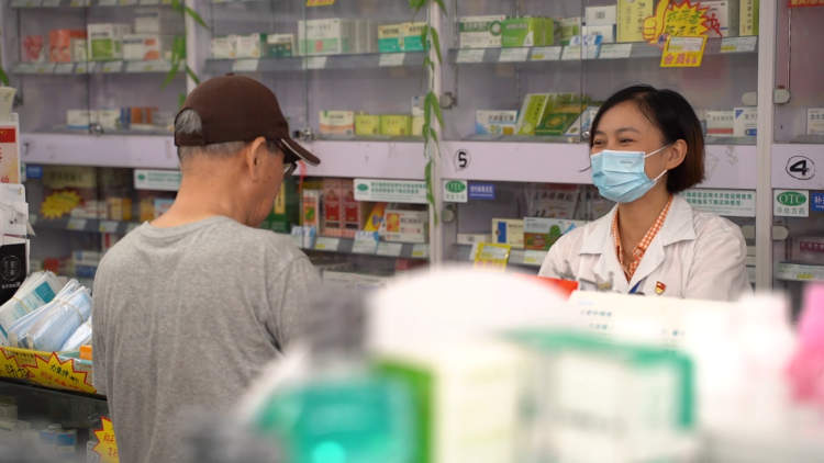 在指导市民安全用药上他们专业而认真在药店买药时先问问执业药师吧药