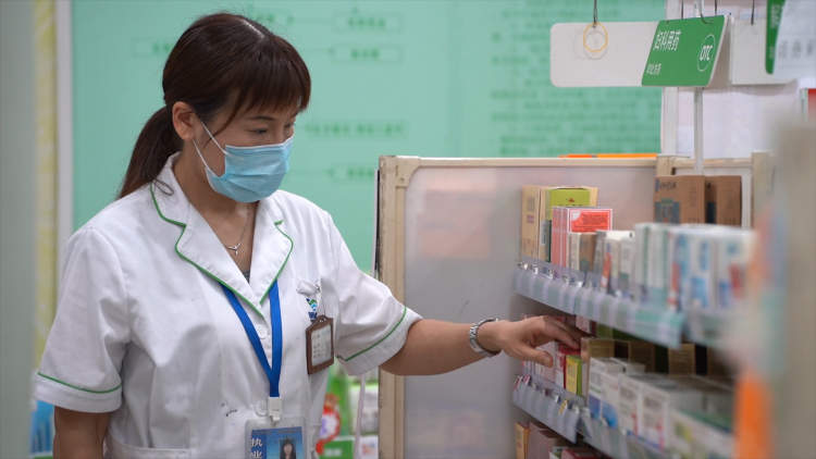 在指导市民安全用药上他们专业而认真在药店买药时先问问执业药师吧药