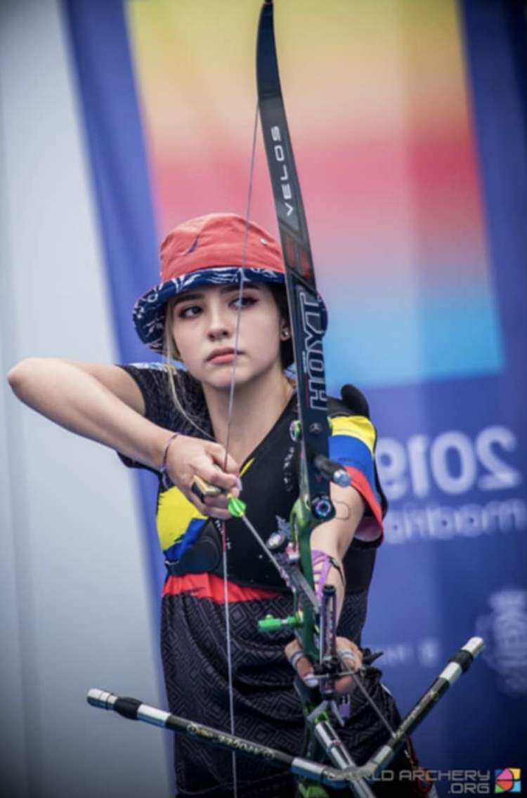 在父母的支持下,阿科斯塔在射箭项目上进步神速,2018年入选了哥伦比亚