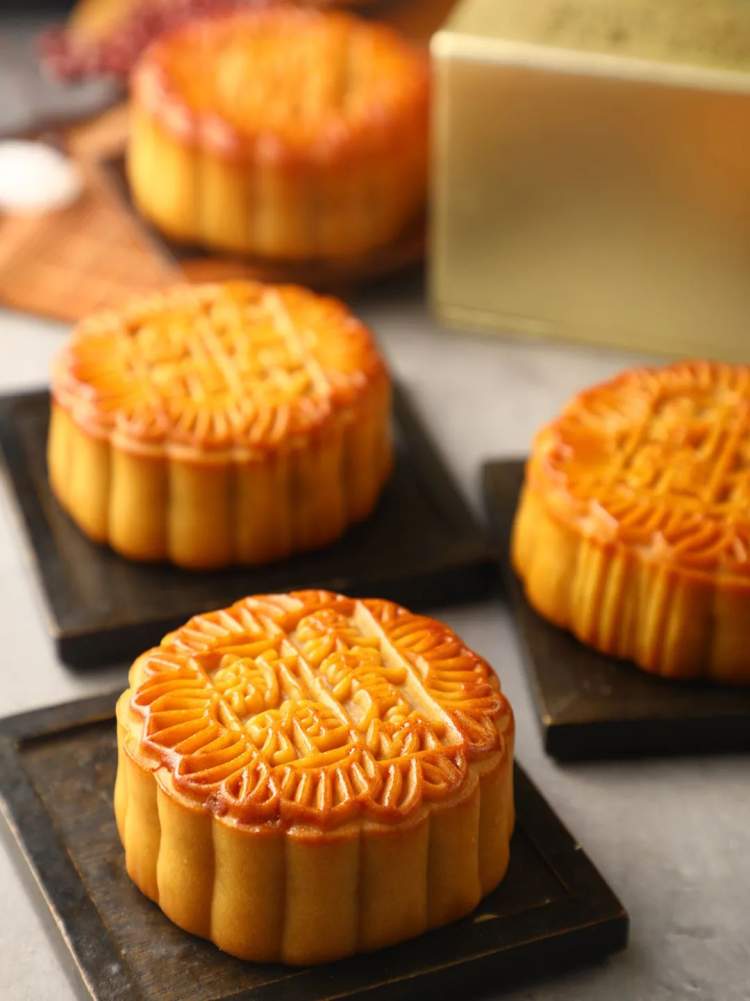 老字号月饼开炉又创新 猪油豆沙重出江湖多了抹桂花香 现烤的青花椒腊肉月饼想尝吗 周到