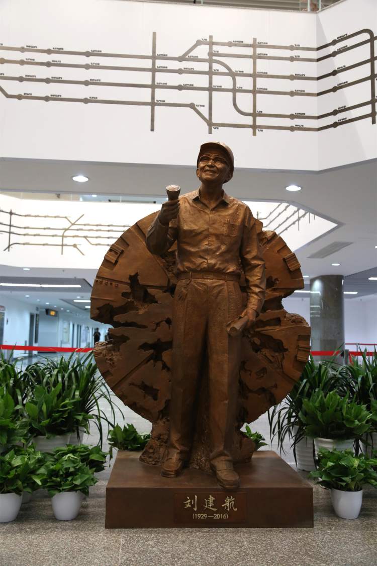 上海地铁公共空间又添永久展示艺术品上海地铁之父塑像在地铁徐家汇站