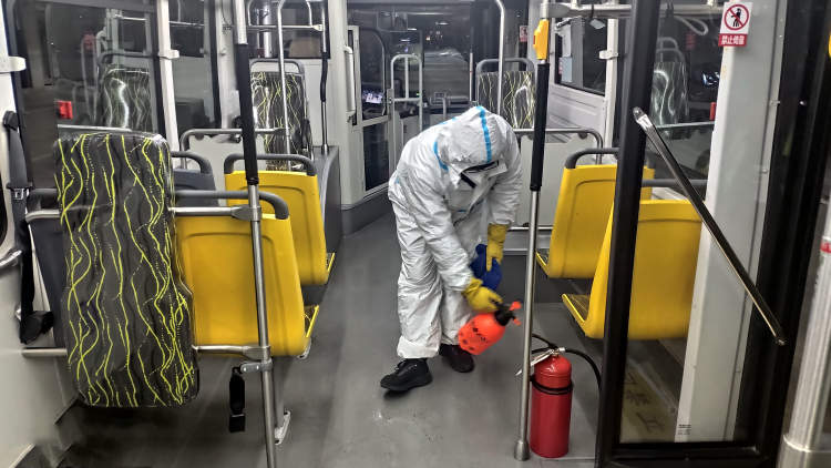 工作人员在车厢消毒