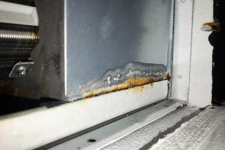 实探:生锈程度不一有的空调出现积水