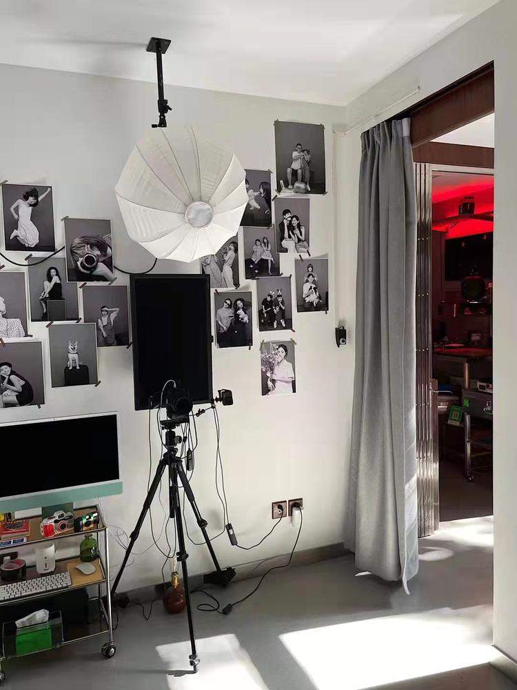 60多平米的店铺内有两间摄影棚,内置显示器,相机,电脑,补光灯,简单