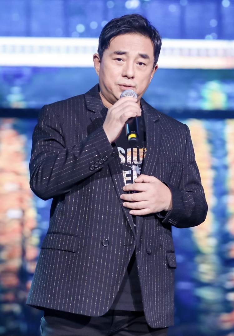 中秋佳节吕方《弯弯的月亮》惊艳开唱,网友感叹:那个唱片时代的巨星又