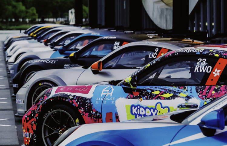 最早的赛车比赛是在城市间的公路上进行,后为避免汽车在野外比赛时