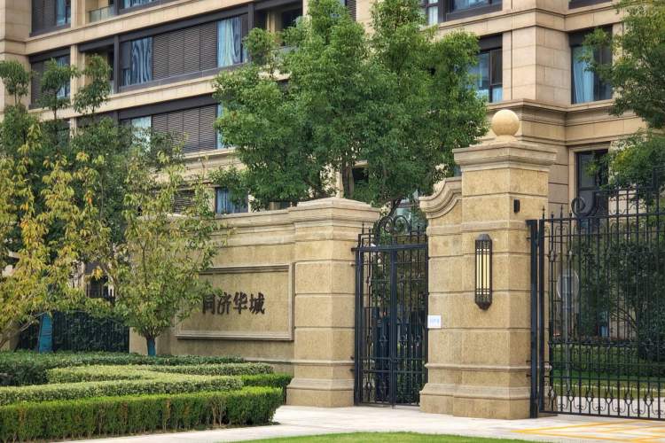 "周先生是闵行区漕宝路1158弄同济华城一期的业主,说起这道铁皮围挡的