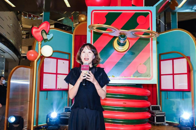 芭蕾精灵空中施展"魔法" ,空中浪漫童话上演丨尚嘉中心开启冬日亮灯