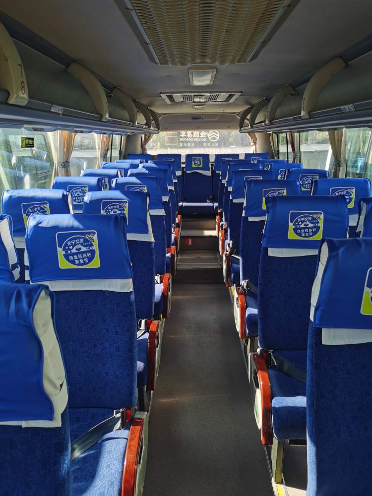 长宁区3000多辆大巴座位装上警示头套,提醒市民系好安全带