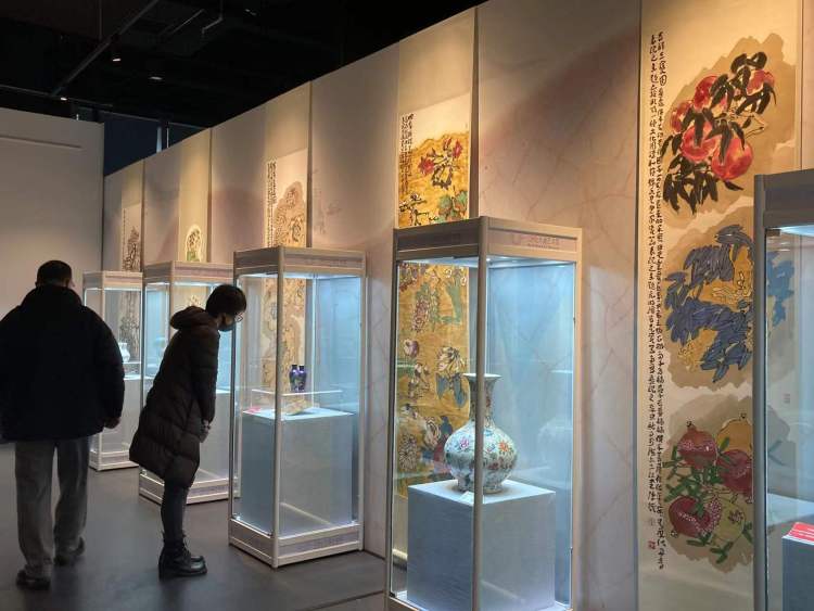 金鹰奖的创办人之一,现为东明白庐艺术馆馆长,上海御承堂博物馆董事长