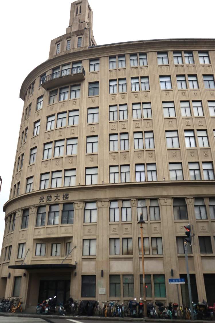 位于虎丘路146号的光陆大楼于1928年落成,底部曾为光陆大戏院,上层为