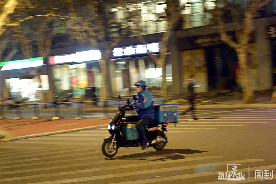 夜已深，外卖小哥还穿梭在大街小巷忙着送菜、送餐…… 晨镜头 周到上海