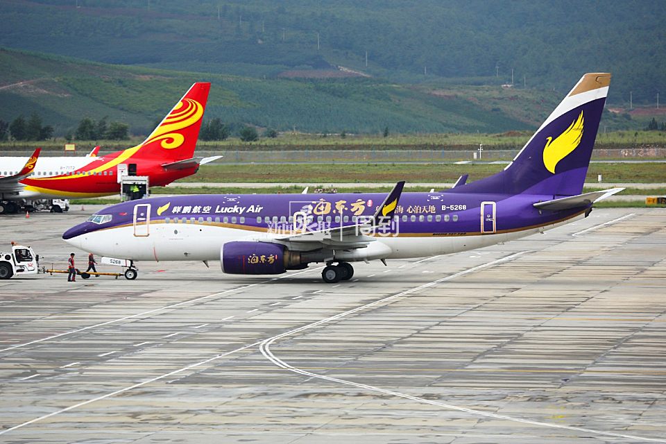 这是2012年我在昆明机场东航机库采访时拍到的,这两架小飞机要退役了