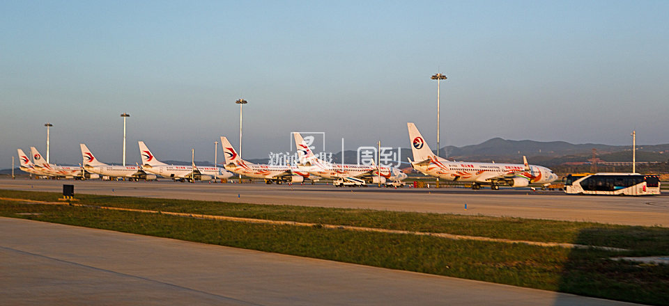 因为它们是737-700,载客量比800型要少一些.