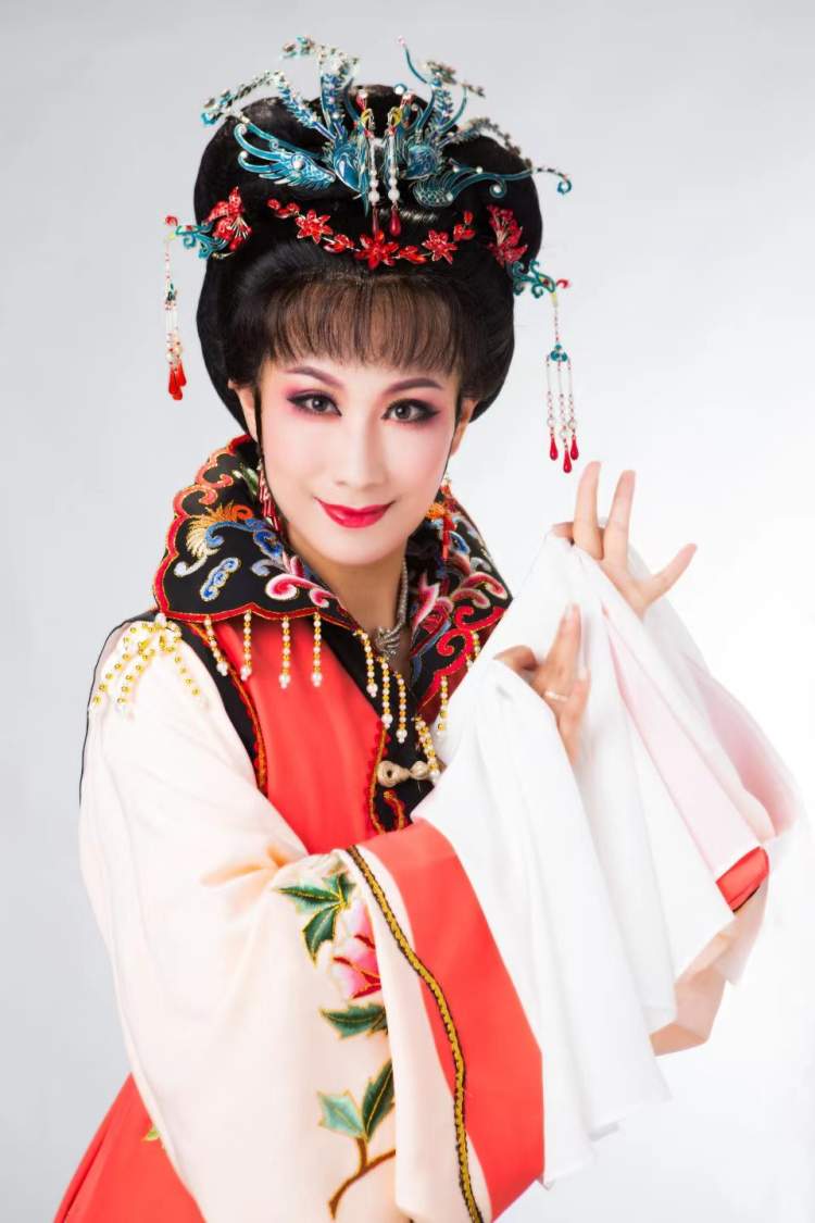 艺起战疫文艺工作者抗疫日记越剧演员樊婷婷向70多岁老党员学习冲锋在