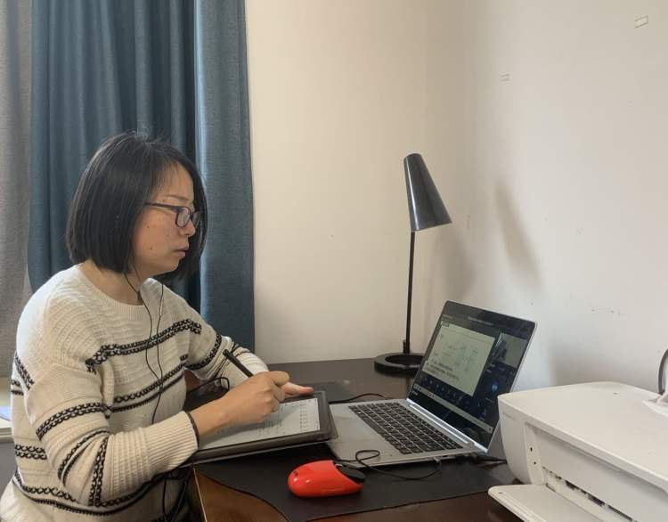 "冯建华校长说,在静安教育"轻负担,高质量"的理念引领下,彭浦中学从