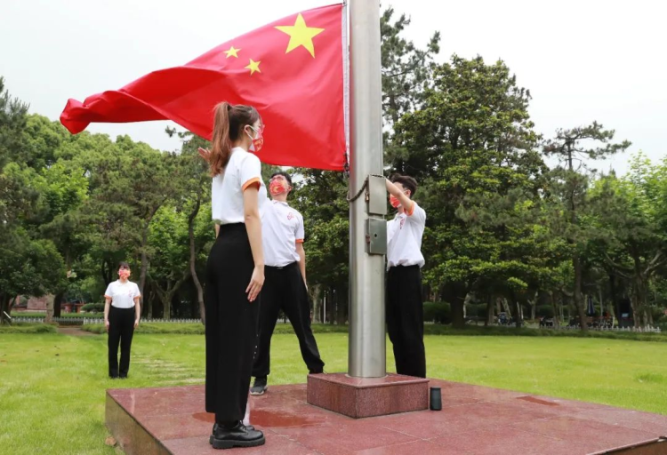 复旦大学举行云升旗仪式