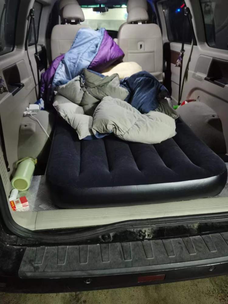 宠物店店主在车上睡了俩月后被拦在花桥卡口,那些回不去、出不来的沪昆通勤人……