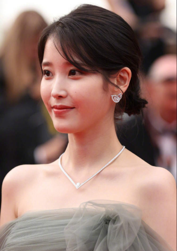 直角肩被明星所推崇,每每发图,都会把"直角肩"拿出来说上一番.