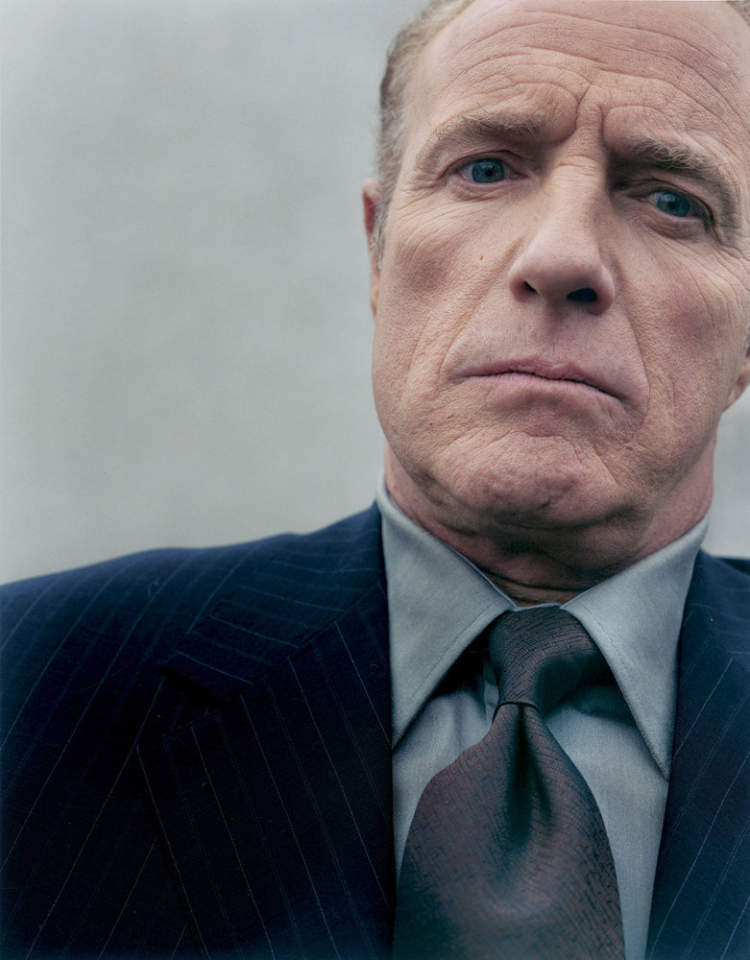 詹姆斯·凯恩1940年生于美国纽约,大学毕业后开始在纽约的剧场登台