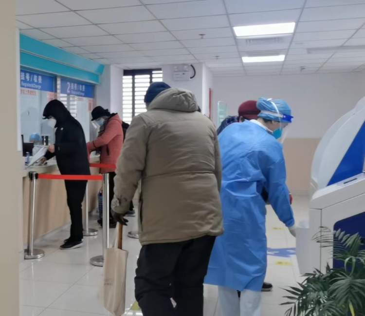 老年人家门口看病排队时间长吗社区医院可输液吸氧新冠抗病毒药这些人