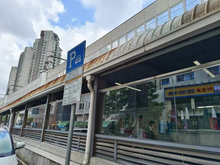 宜山路镇坪路地铁站换乘通道加装电风扇记者体验高温天风扇吹来热风