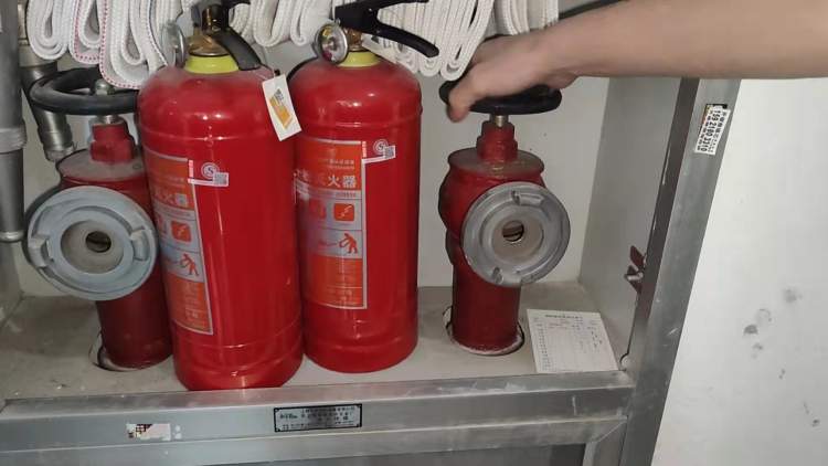 夏令帮办行动79浦东一小区所有楼栋消防栓都没水检查情况却都打了勾