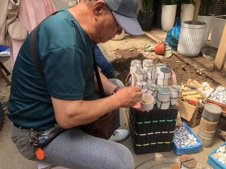 放眼望去,都是戴着头灯挑蟋蟀的上海爷叔