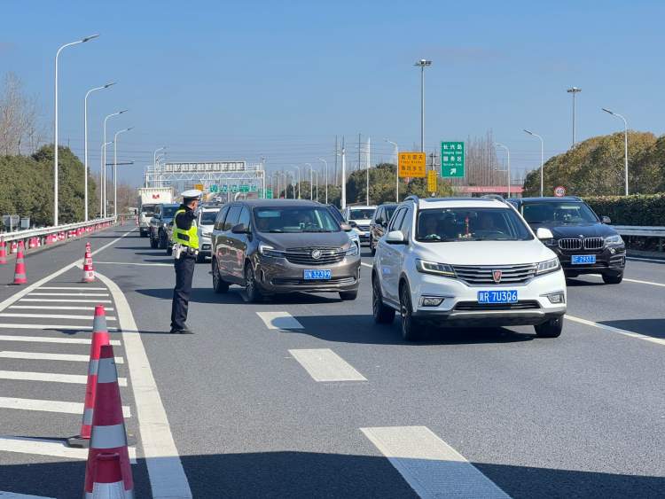 g40沪陕高速:启用无人机抓拍违法车辆