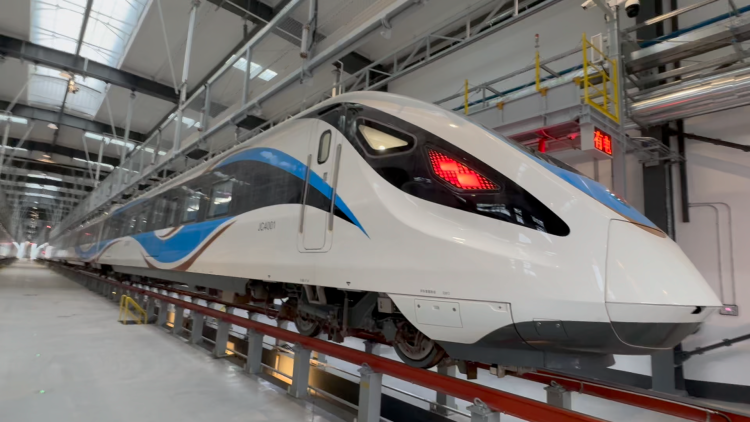 从站台看,车身主体颜色为纯白色,辅有蓝色和黑色的装饰线条,以流线型