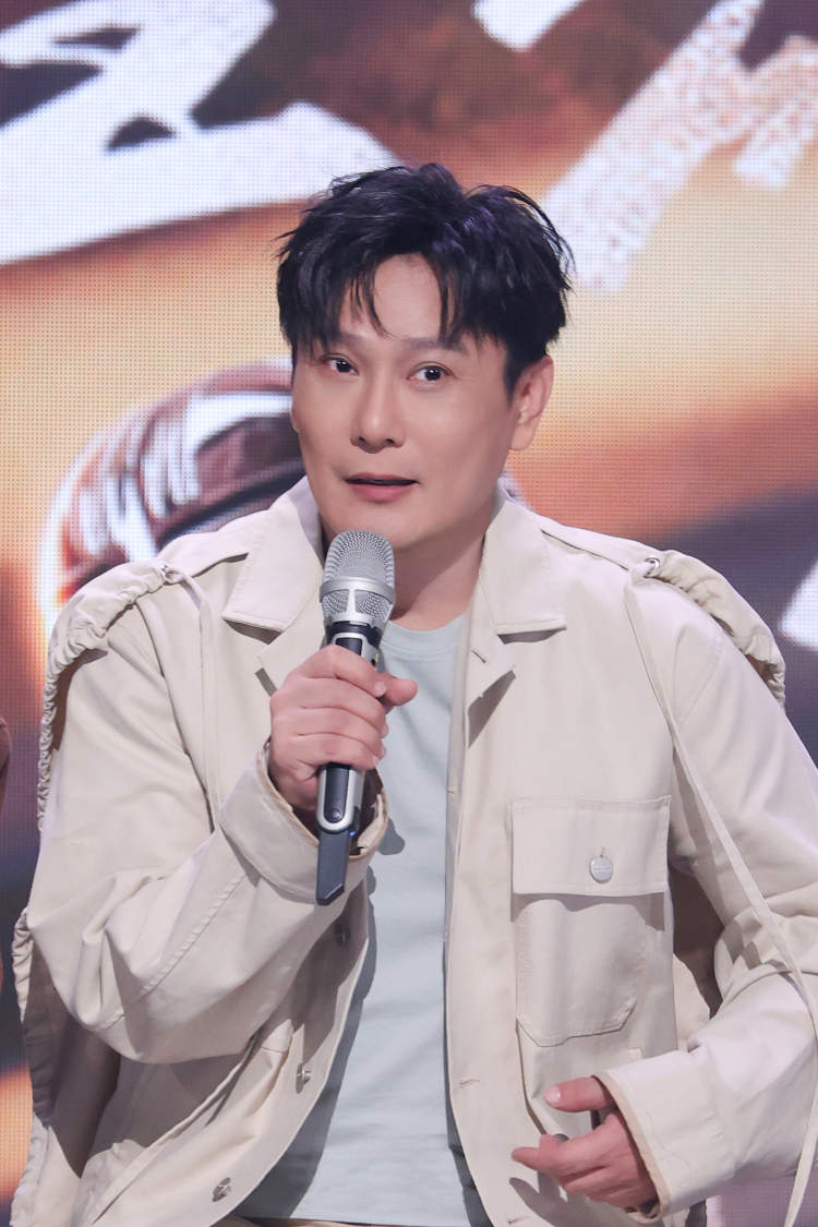 天命之年正"开挂" !张信哲:我愿意给有才华的人当"垫脚石"