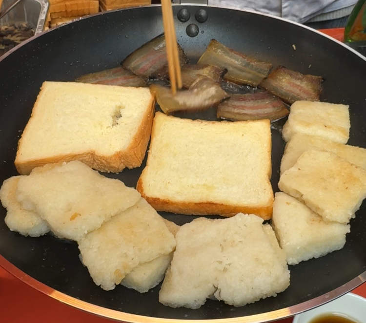米饭拌蚂蚁？芥末小炒牛肉？还有黄酒奶茶！赴这场碳水盛宴，却被一群黑暗料理惊艳|荡马路