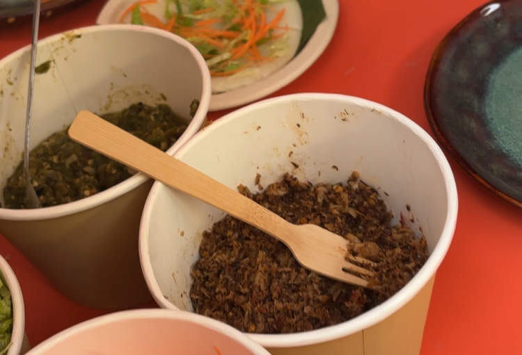 米饭拌蚂蚁？芥末小炒牛肉？还有黄酒奶茶！赴这场碳水盛宴，却被一群黑暗料理惊艳|荡马路