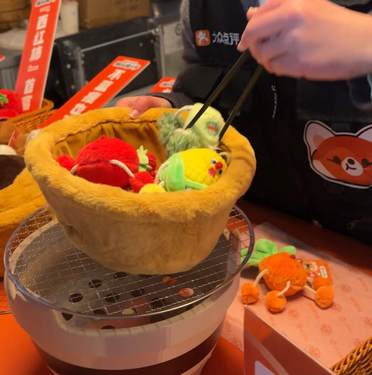 米饭拌蚂蚁？芥末小炒牛肉？还有黄酒奶茶！赴这场碳水盛宴，却被一群黑暗料理惊艳|荡马路