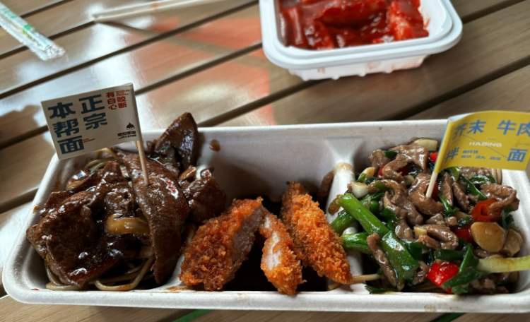 米饭拌蚂蚁？芥末小炒牛肉？还有黄酒奶茶！赴这场碳水盛宴，却被一群黑暗料理惊艳|荡马路