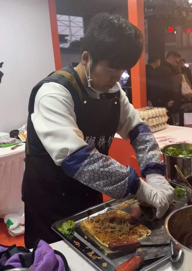 米饭拌蚂蚁？芥末小炒牛肉？还有黄酒奶茶！赴这场碳水盛宴，却被一群黑暗料理惊艳|荡马路