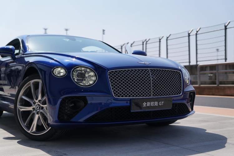 全新宾利欧陆gt赛车场上飞驰的贵族血统