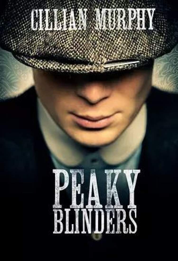 在英剧《peaky blinders(浴血黑帮)中,贝雷帽的经典装扮是男士们