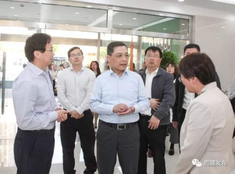 周浦镇党委书记李幼林,党委副书记,镇长翟磊陪同