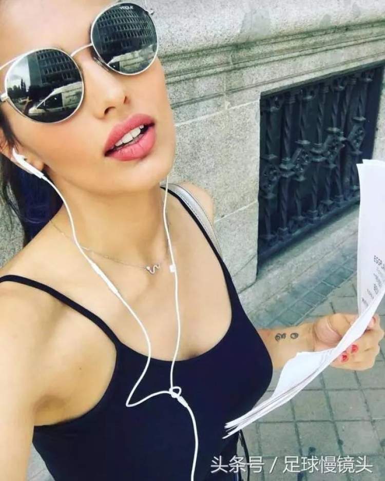 他的好朋友法布雷加斯也是姐弟恋的拥趸,丹妮埃拉-希曼比小法要大12岁